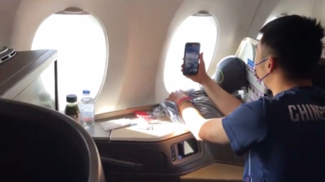 李洋在機上的「個人視角」曝光。(圖/李洋Instagram)