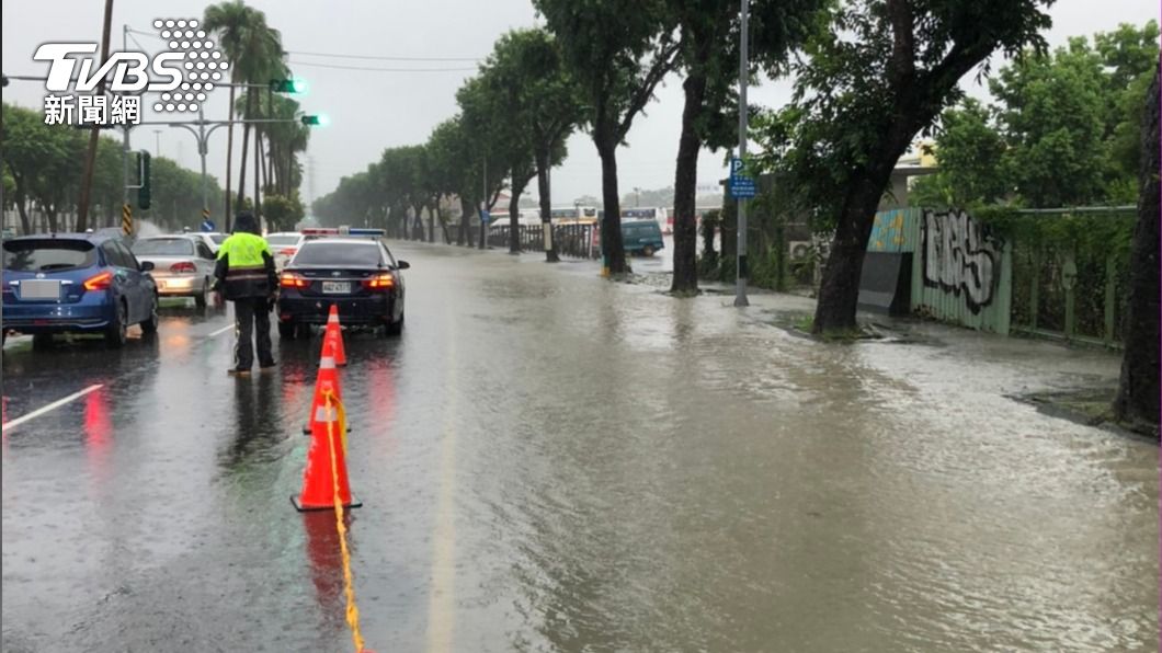 雨彈猛炸!颱風外圍環流大雨 高雄至少6處積淹水