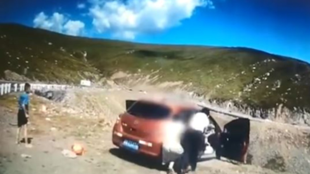 忘拉手煞車!新疆意外連人帶車滑落山谷