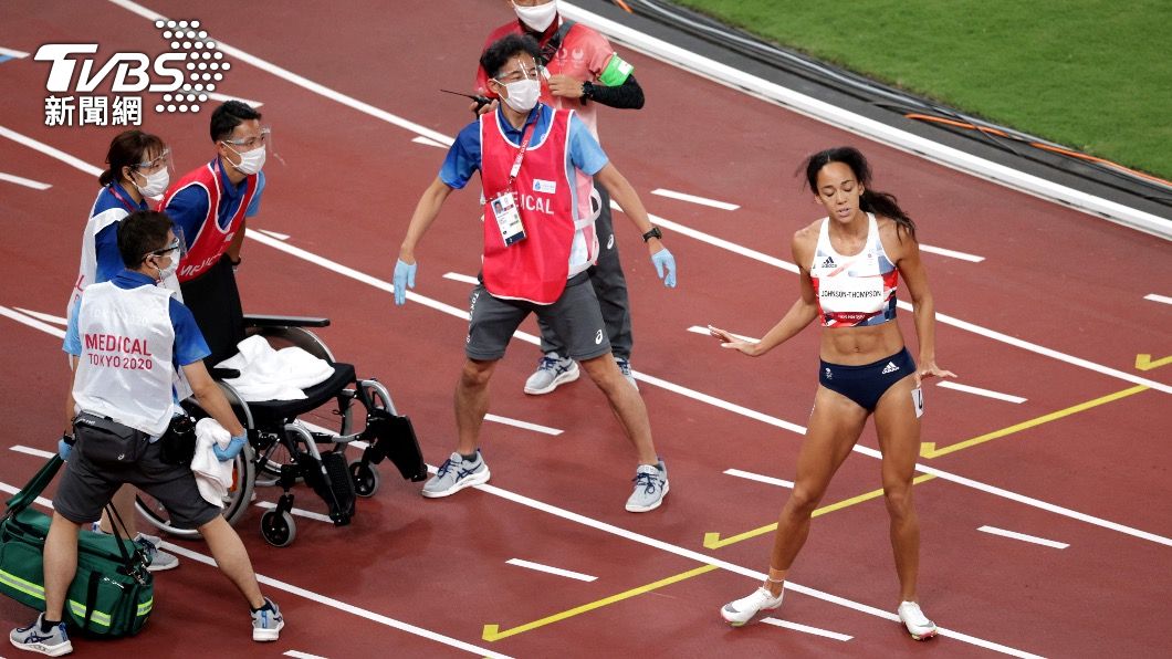 過彎時小腿拉傷!英國女將拒坐輪椅 忍痛起身跑終點完賽