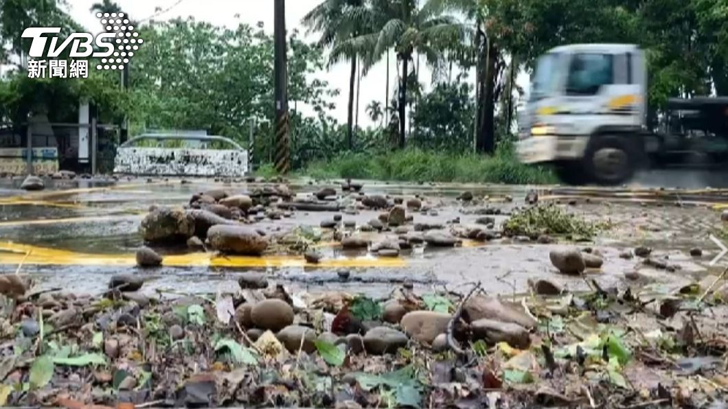 南台灣豪大雨，高市政府宣布5地區停班停課。（圖／TVBS）