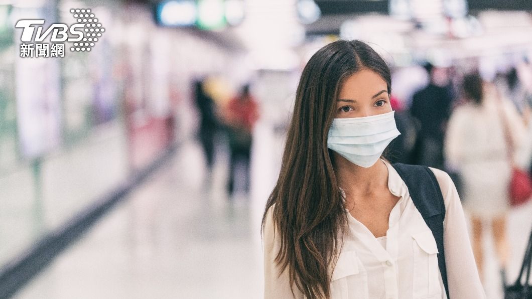 醫師表示人類要做好跟COVID-19和平共存的心理準備。(示意圖/shutterstock達志影像)