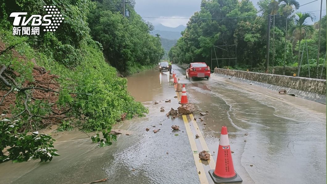 14小時降下200毫米雨量　屏東沿山公路土石滑落