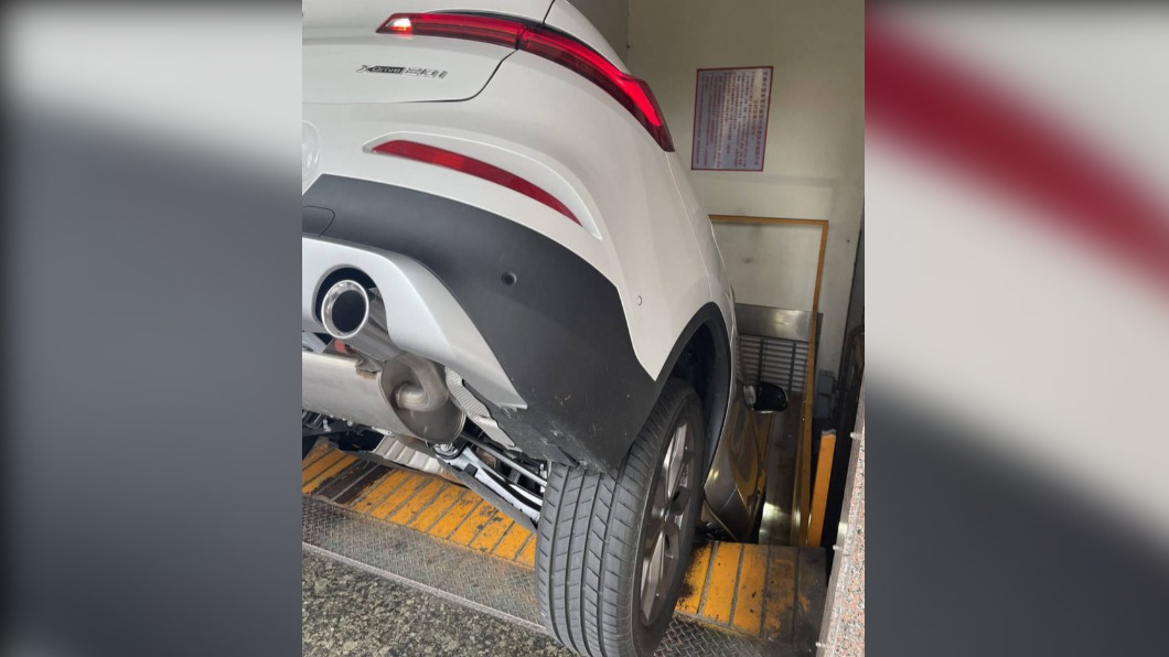 車主緊急從後座逃生。(圖/翻攝自大台中生活網)