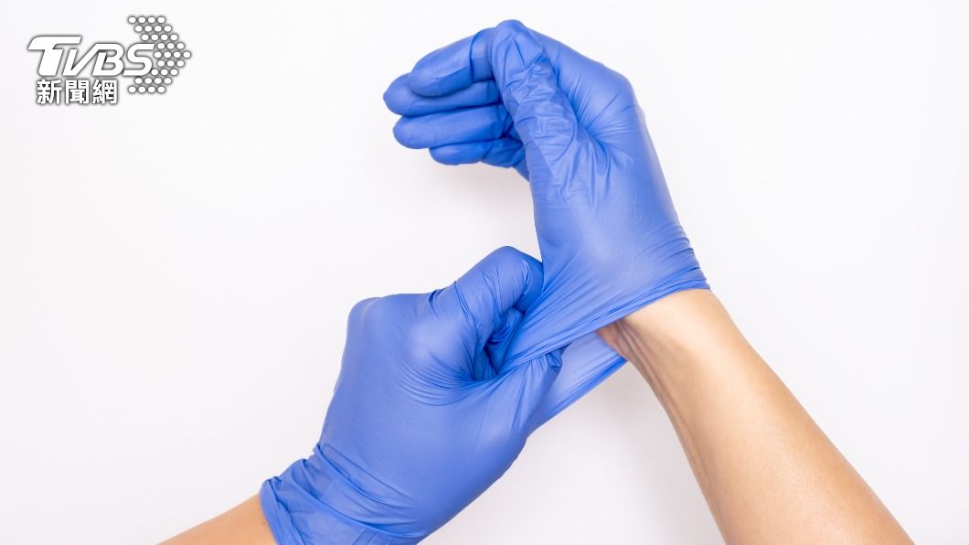 接觸化學藥劑,可戴手套保護皮膚。(示意圖/shutterstock達志影像)