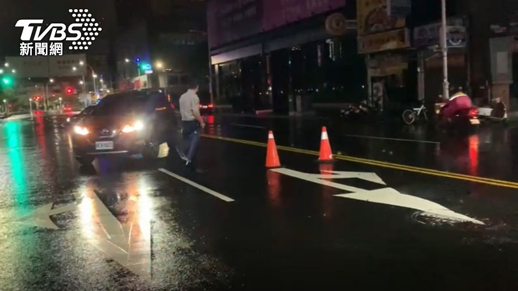 警方到場先架設三角錐。(圖/TVBS)