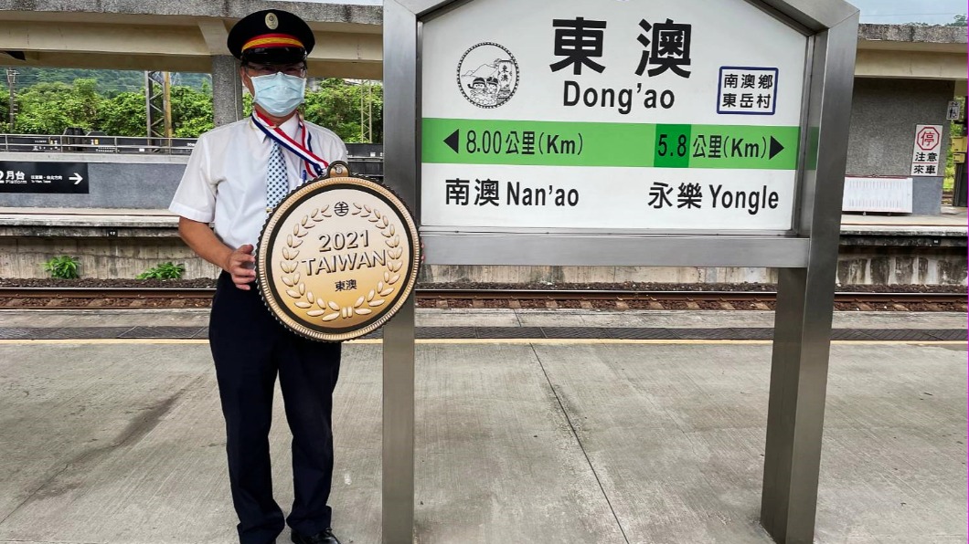 雖然贈票活動取消,不過車站還是有準備「金牌拍照手板」。(圖/台鐵提供)