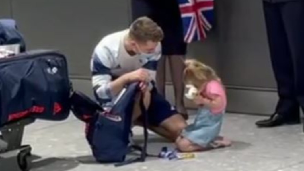 惠特洛克2歲女兒現身機場接機。(圖/翻攝自maxwhitlock IG)