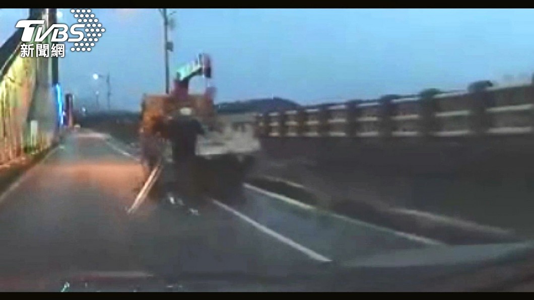 俠盜獵車手？男擋橋隨機攔車　持長棍亂揮