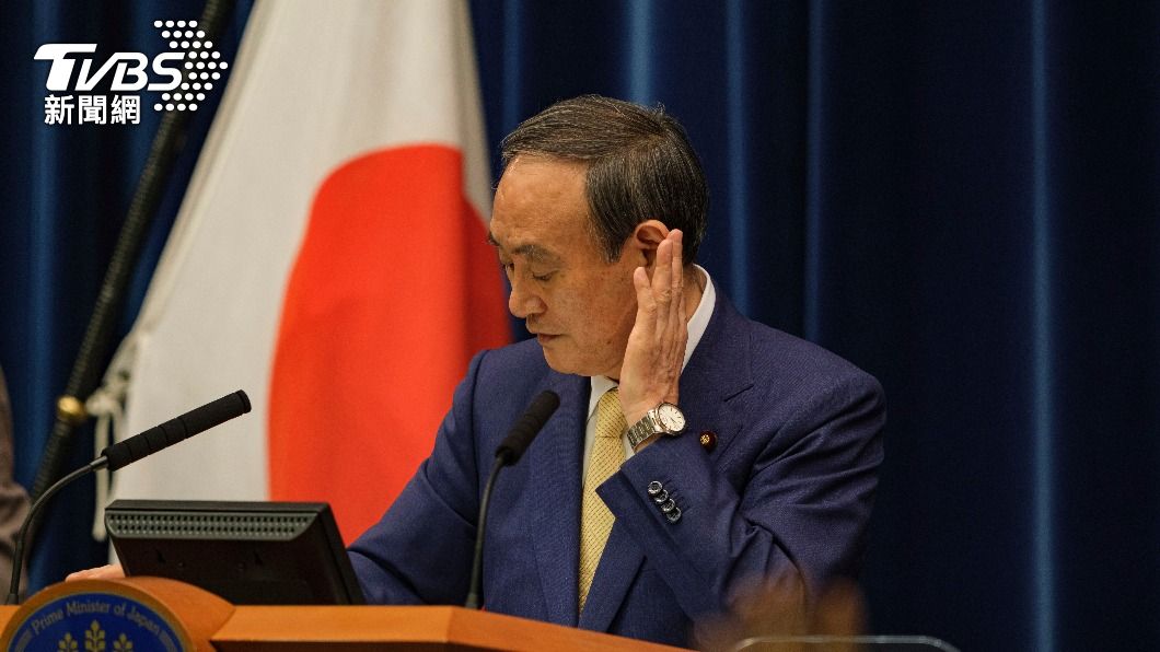 首相菅義偉提出「自宅療養」遭外界猛烈批評。(圖/達志影像美聯社)