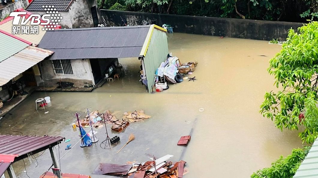 雨灌彰化泡爛西瓜水淹民宅　住戶搬沙包無奈抵抗