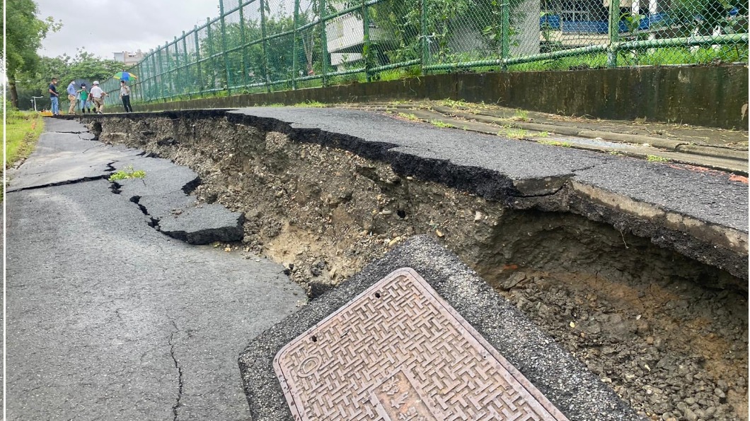 高雄颳起狂風暴雨!又傳路面塌陷 水利署急調派搶修