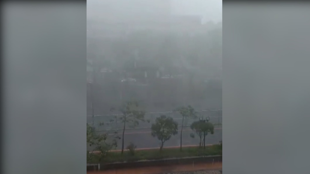市區降下傾盆大雨。(圖/民眾提供)