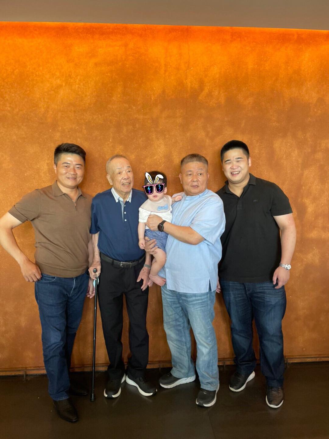 顏寬恒五代同堂照曝光。（圖／翻攝自顏寬恒臉書）