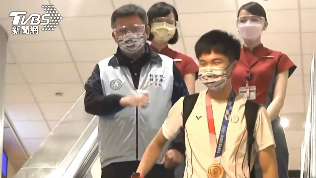 林昀儒開心對鏡頭揮手。(圖/TVBS)