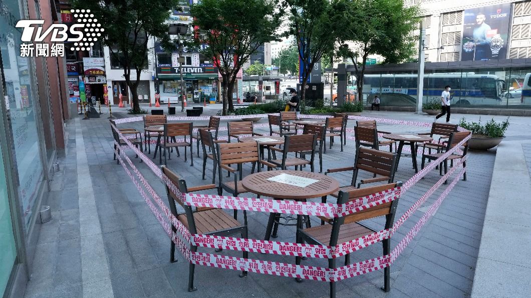 為避免疫情擴散,餐廳封鎖戶外座位。(圖/達志影像美聯社)