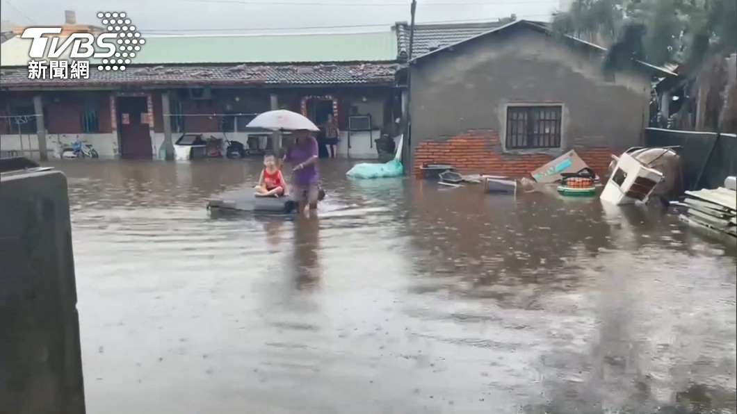 豪雨狂襲釀災!民眾憂輪到打疫苗怎辦? 陳時中回應了