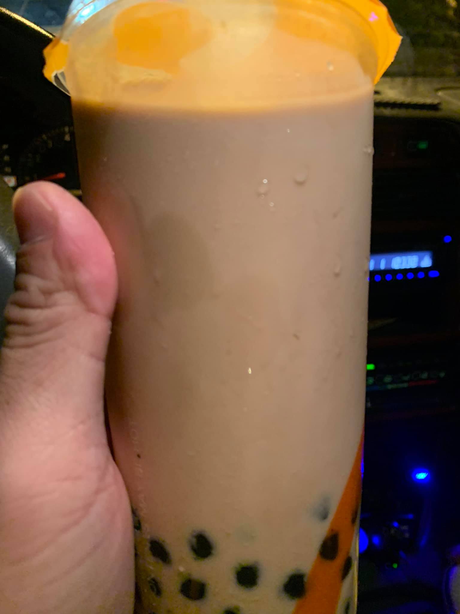  人夫剛買完飲料打翻，再點一杯店員竟不收錢。（圖／翻攝自爆怨2公社）