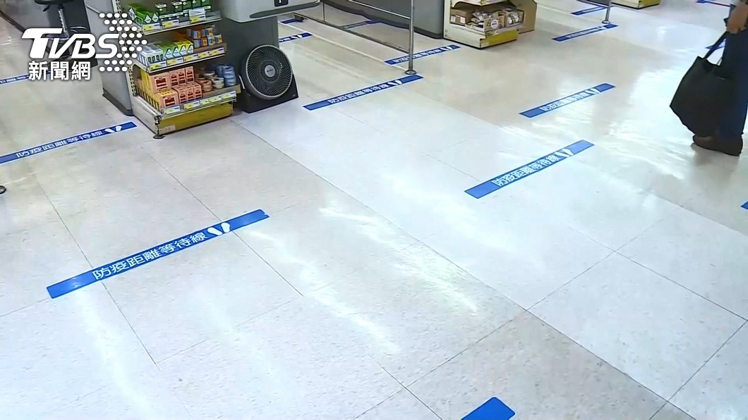 疫情期間店家都會在地面張貼維持社交距離的告示。(示意圖/TVBS資料畫面)