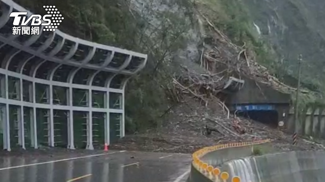高雄桃源區梅蘭明隧道土石崩落。（圖／TVBS）