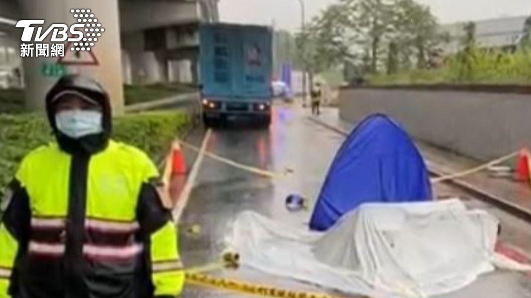 兩部機車發生擦撞許姓騎士倒地，後方聯結車閃不及再度輾壓。（圖／TVBS）