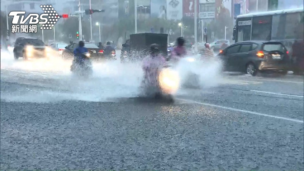 外出帶雨具!嚴防午後雷陣雨 氣象專家:中下旬恐多颱風
