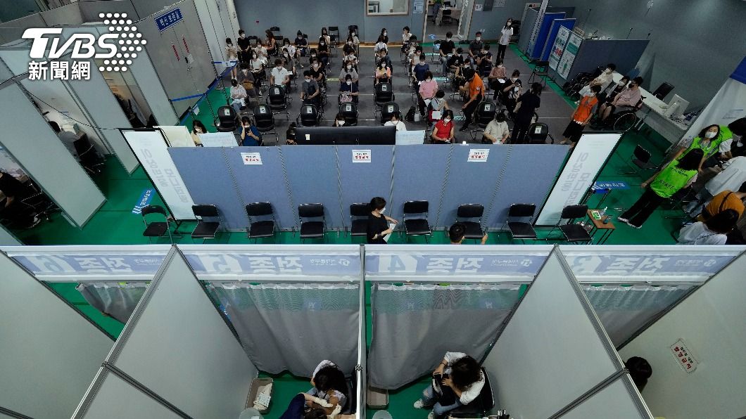 南韓加速為國內民眾施打疫苗,如今首劑接種率已達4成。(圖/達志影像美聯社)
