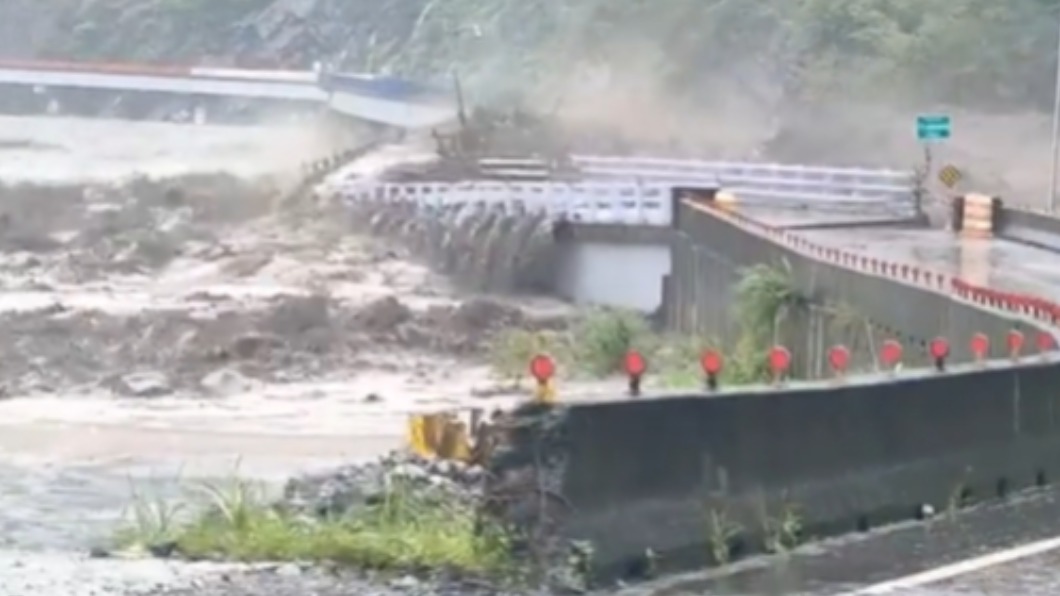 南橫「明霸克露橋」遭洪水沖斷 過程全被民眾直擊