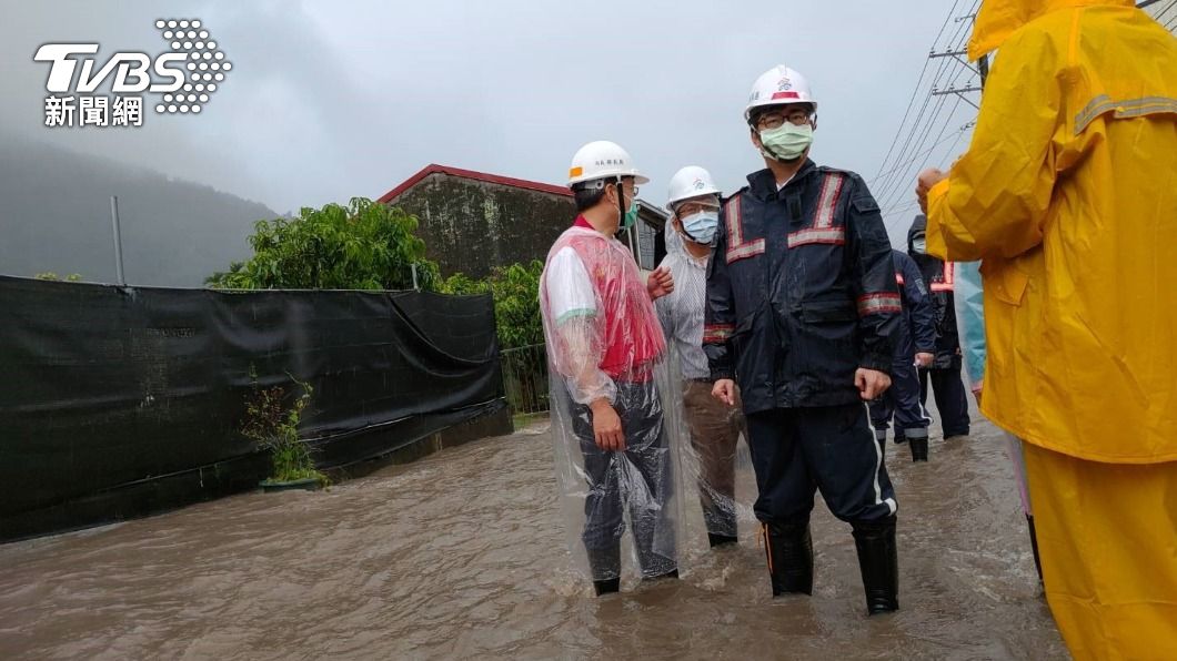 雨彈連日狂炸高雄　陳其邁赴六龜、桃源山區視察災情