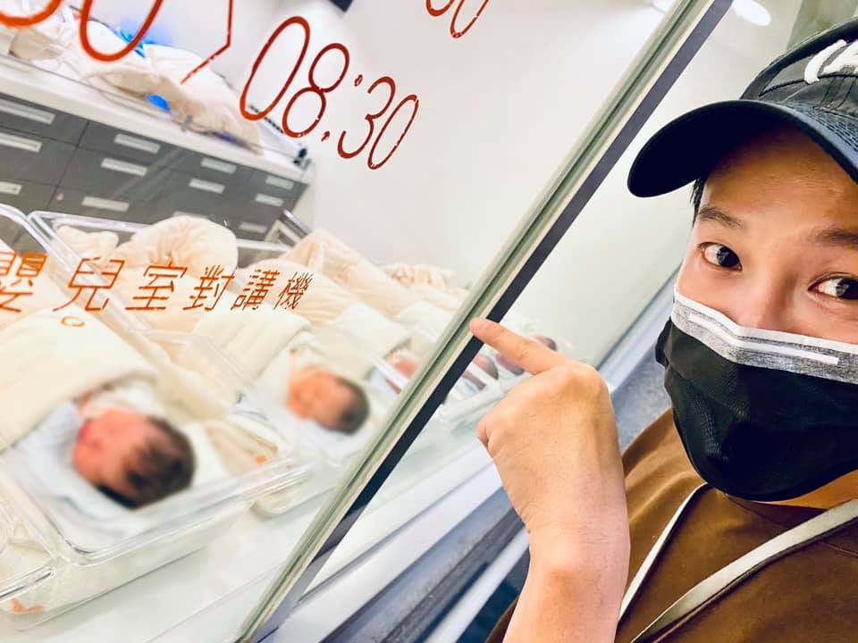 Darren稱讚兒子是天使寶寶。(圖/翻攝自邱凱偉Darren臉書)
