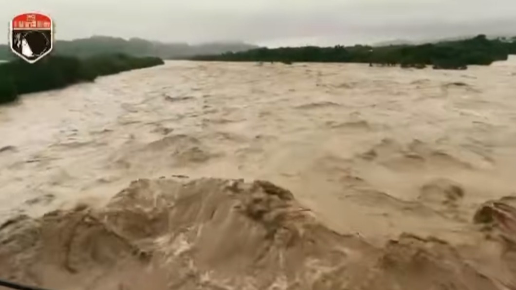 台南玉井「小河變黃河」快沖上橋面 泥水淹沒驚恐畫面曝