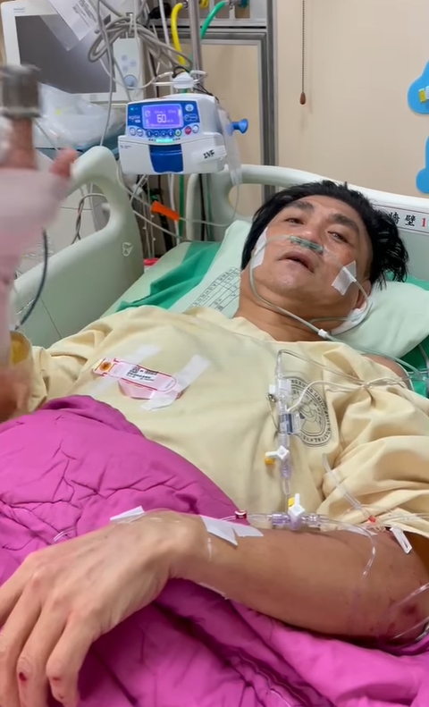 李日東在病床上報平安。（圖／翻攝自賴坤成臉書）