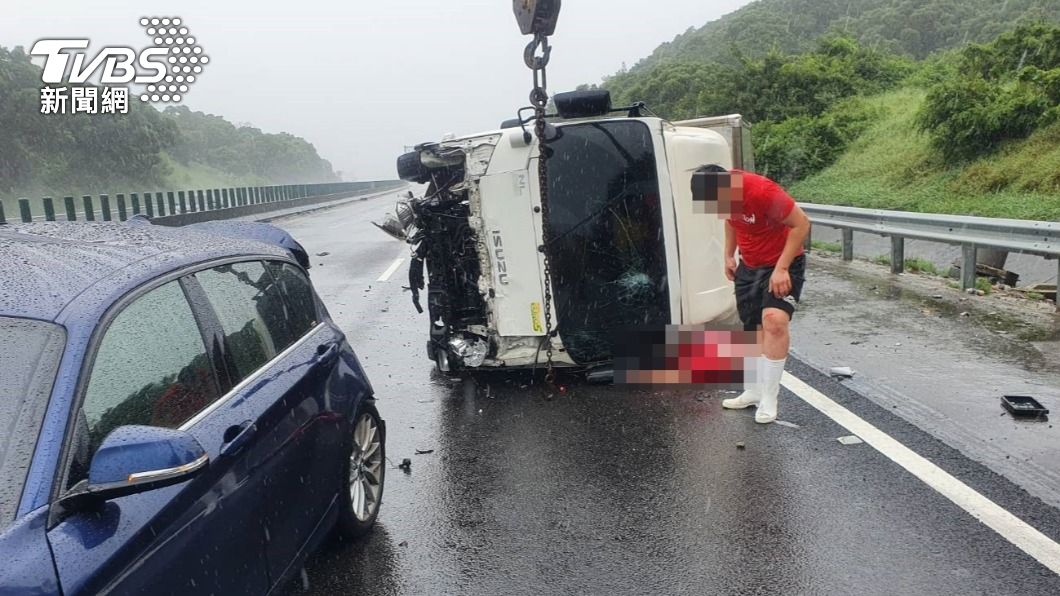 國3大貨車撞小客車 一家3口外出「母女噴飛亡」