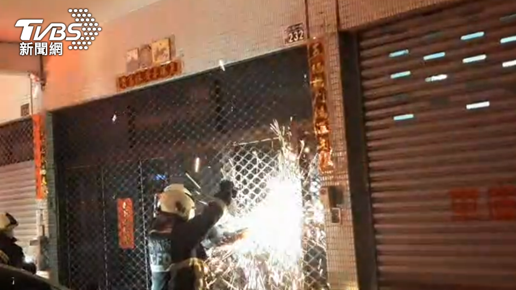 消防員使用器材切割破門。(圖/警方提供)