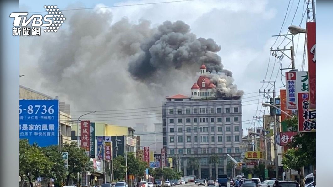 梧棲新天地火警濃煙不斷。(圖/TVBS)