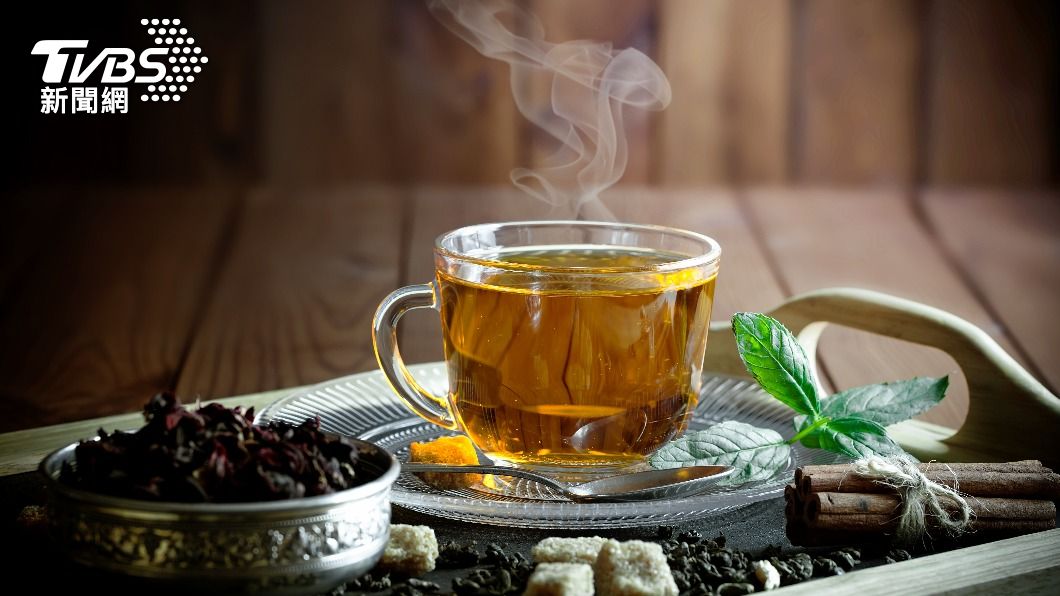 醫生指出，許多人有茶和咖啡可以取代水的迷思，這是錯誤觀念。（示意圖／shutterstock達志影像）