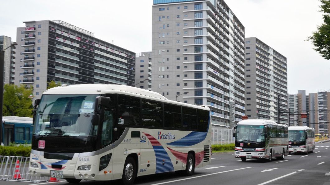 東奧相關人員專車出入選手村。(圖/達志影像美聯社)