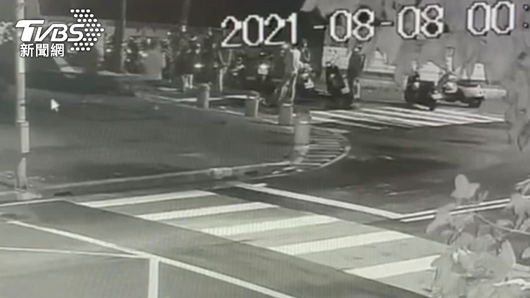 不滿女友跟別人飲酒!友替醋男助陣 派出所外持刀刺死人