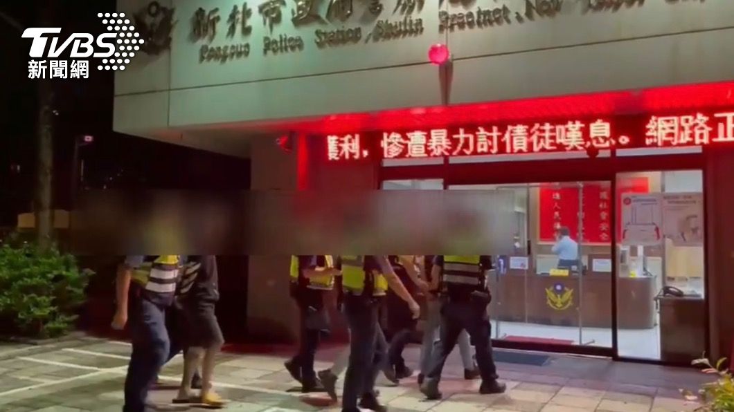 警方在事發地點附近逮到涉案人等。(圖/TVBS)