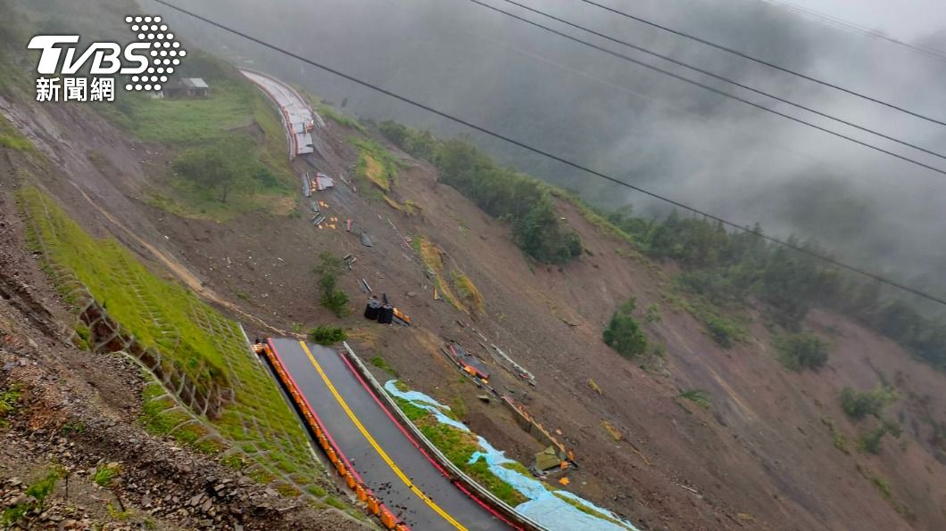 柏油路面缺一大塊!高雄豪雨狂炸 藤枝聯外道路嚴重崩塌
