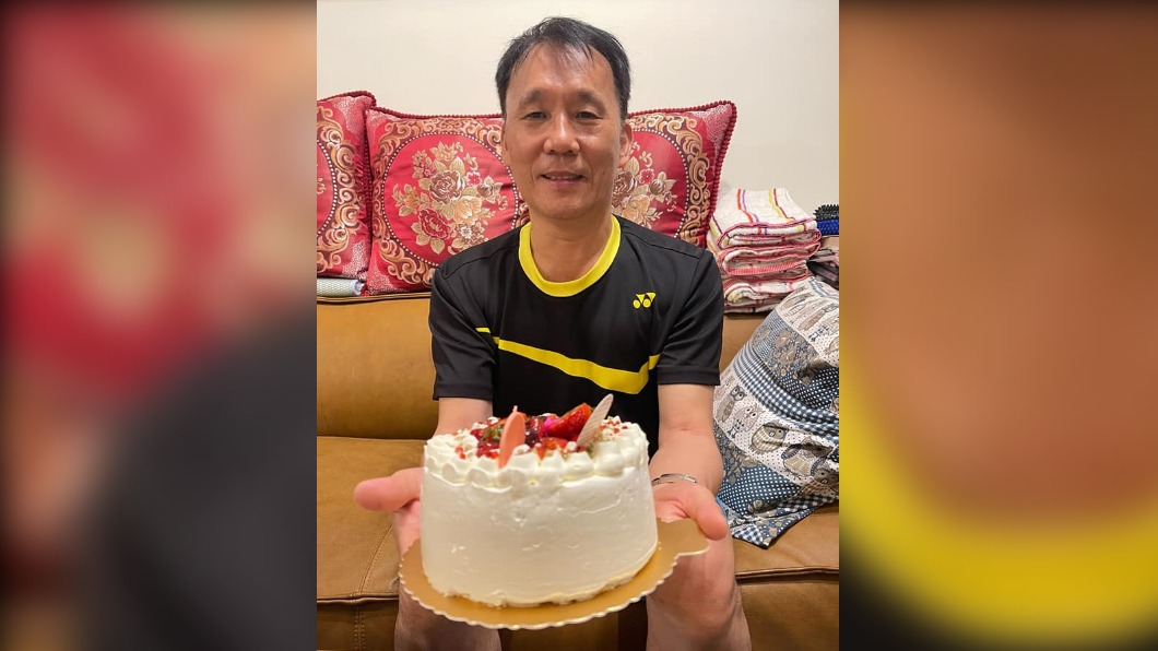 李洋PO出爸爸拿蛋糕的照片。（圖／翻攝自李洋/Lee Yang臉書）