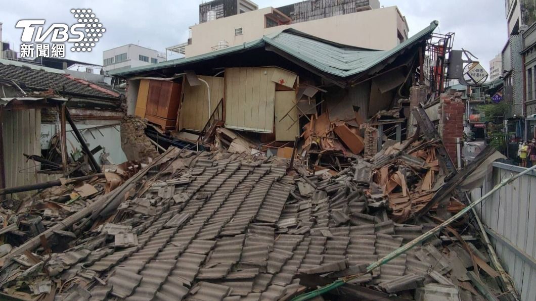 轟!暴雨停了屋卻垮 4人聞怪聲驚險竄逃