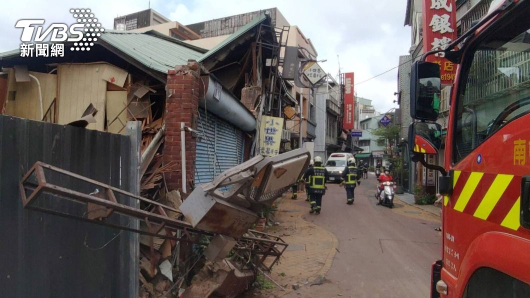 台中市南屯區萬和路一段發生民宅倒塌事件，警消研判是連日暴雨所致。（圖／台中市消防局提供）