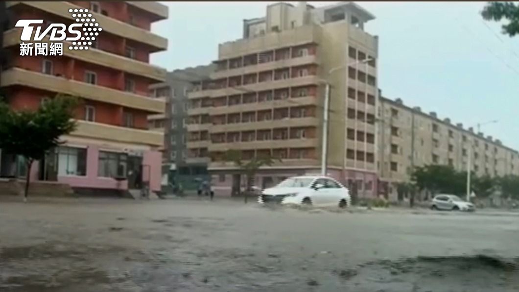 北韓因連日大雨造成嚴重積水。(圖/達志影像美聯社)