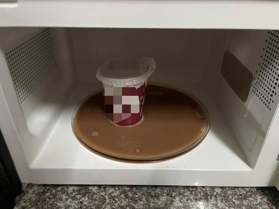 貼心男友替女友微波奶茶，孰料紙杯炸開。（圖／翻攝自爆怨2公社臉書）