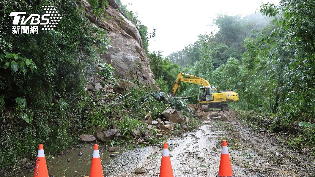 豪雨轟炸!嘉135線邊坡坍方道路斷 翁章梁:快速搶通