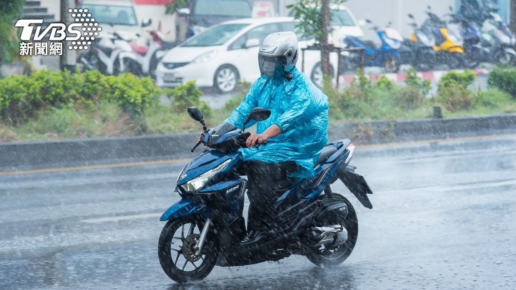 套雨衣騎車「裡面必濕」像沒穿 她問錯在哪內行揭正解