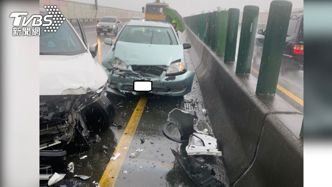 自小客車疑似天雨路滑失控撞護欄，後車跟著追撞。(圖／TVBS)