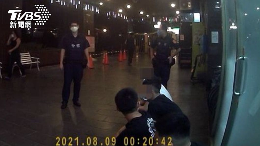 犯嫌到被害人住家社區持球棒圍毆討債。(圖/TVBS)