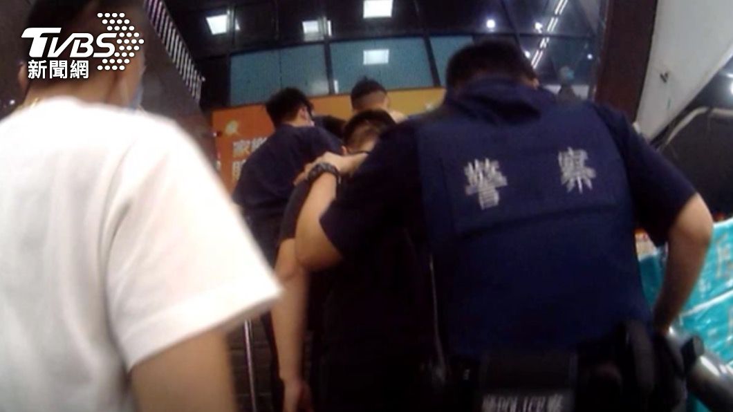 動手嫌犯全被警方帶回派出所。(圖/TVBS)